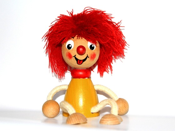 Eine Holzfigur des kleinen Kobolds Pumuckl