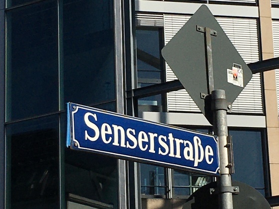 Das Straßenschild der Senserstraße in München
