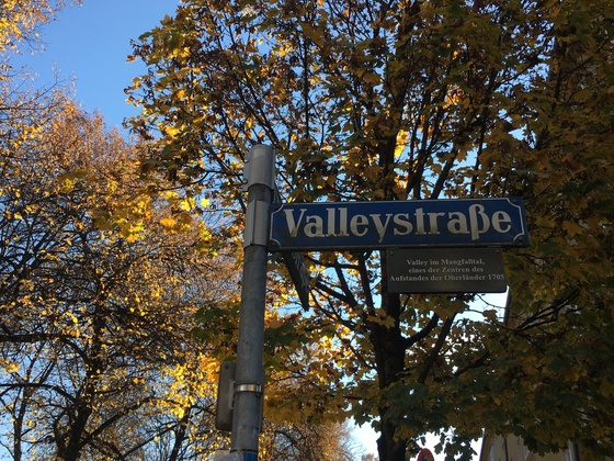 Das Straßenschild der Valleystraße in München mit Zusatztafel