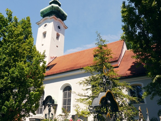 Außenfassade der Pfarrkirche St. Georg