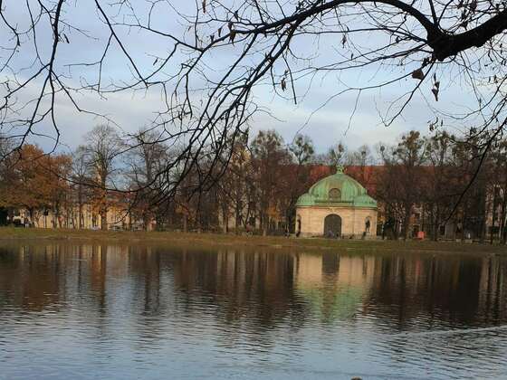 Hubertusbrunnen - Ansicht von der südlichen Auffahrtsallee
