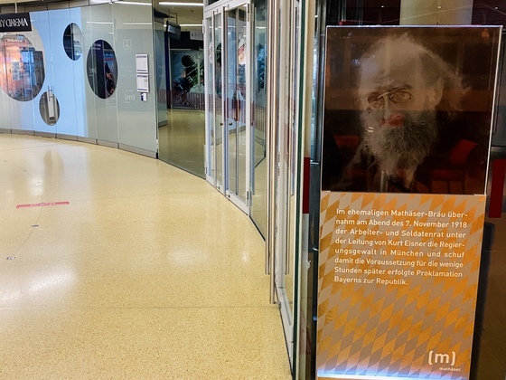 Kurt Eisner Stele im Mathäser