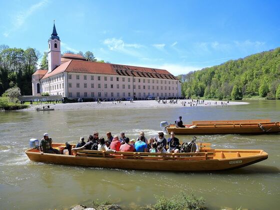 Zillen am Kloster Weltenburg setzen Wanderer über die Donau.