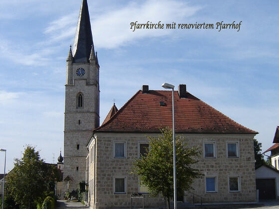 Kirche mit Pfarrhof von Malching
