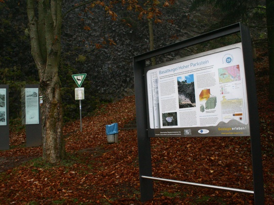 Infotafel "Bayerns schönste Geotope" unter der Basaltwand am Parkstein