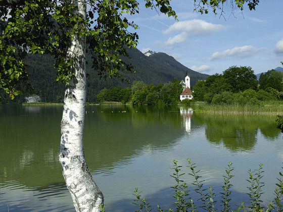 Blick über den Weißensee auf die Pfarrkirche St. Walburga