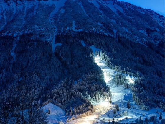 Tiroler Stadl auf halber Höhe und Ostlerhütte auf dem Gipfel des Breitenbergs