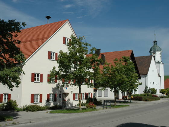 Gemeindeamt und Pfarrkirche St. Josef