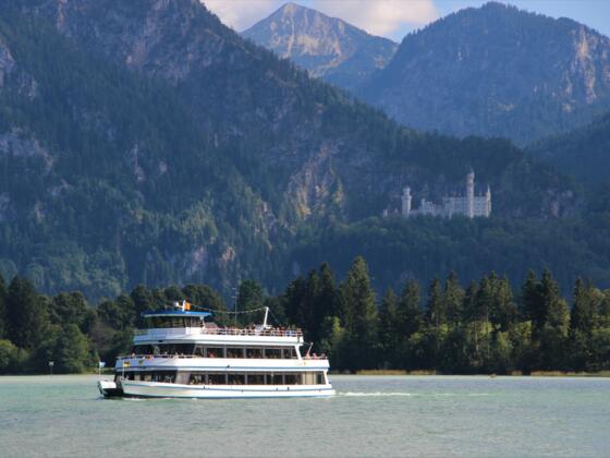 Forggensee-Schifffahrt mit Schloss Neuschwanstein im Hintergrund 
