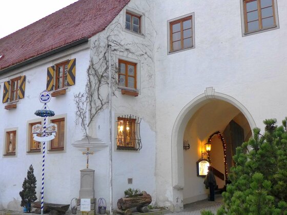 Burggaststätte und Zugangstor Mindelburg