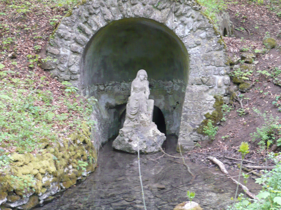 Quelle mit Grotte