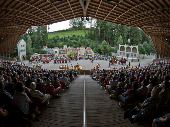 Blick von der Tribüne auf die Bühne