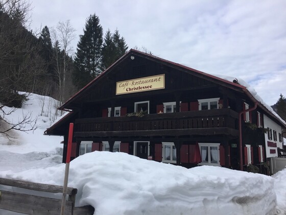 הבקתת מסעדה סמוך לאגם