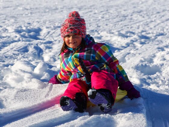 Schlitten fahren am Ortsrand von Fischen