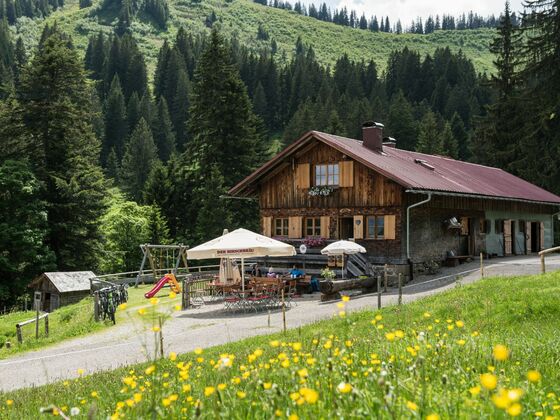 Die Alpe Bolgen liegt idyllisch im Bolgental bei Bolsterlang im Allgäu