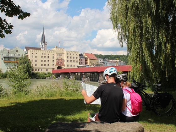 Radler vor Wasserburg