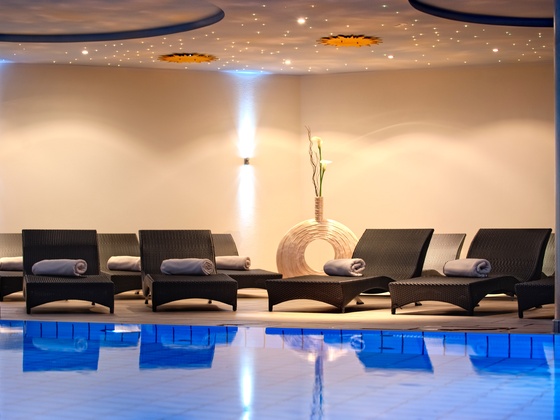 Genießen Sie ein Bad im stilvollen Schwimmbecken mit Granderwasser gefüllt