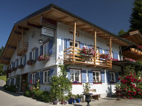 Ausgewählte Weine und stilvolle Wohnaccessoires erhalten Sie im Laden des Landhaus Burgschrofen in Obermaiselstein