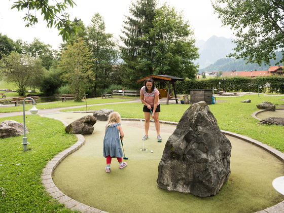 Spaßiges Minigolf spielen in Obermaiselstein