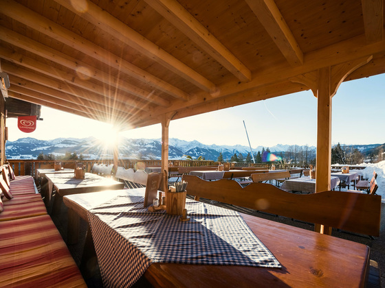 Gemütliche Terrasse an der Wurzelhütte