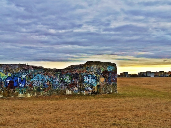 Die Münchner Panzermauer mit Blick auf die Skyline der Dülferstraße