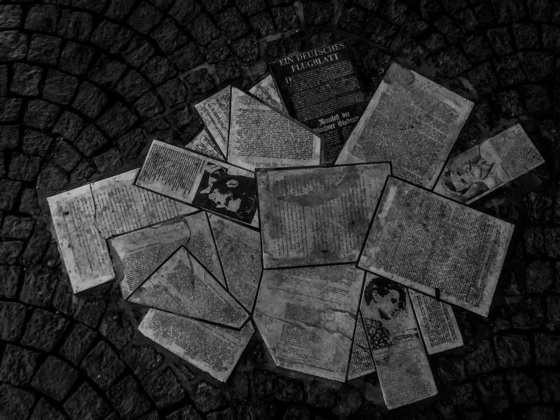 Flugblätter am Geschwister-Scholl-Platz