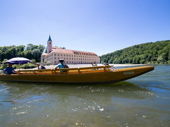 Übersetzen mit der Zille beim Kloster Weltenburg