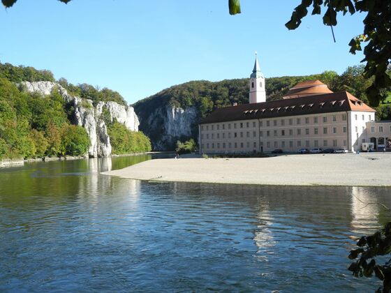 Blick zum Kloster Weltenburg und in den Donaudurchbruch