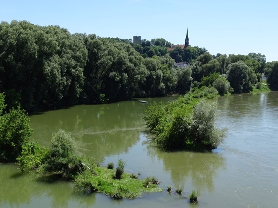 Blick von der Fußgängerbrücke "Charbonnière-les-Bains" auf den Kurort Bad Abbach