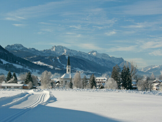 Blick von der Loipe auf Trauchgau, Buchenberg, Tegelberg, Säuling und Thannheimer Berge