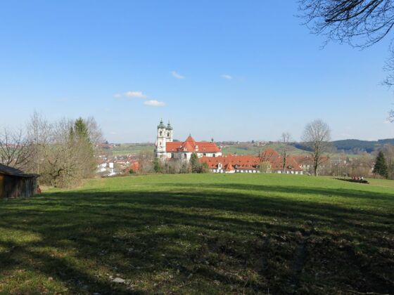 Blick auf die Benediktinerabtei am Parkplatz Ottostraße