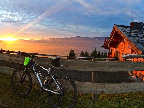 Sonnenaufgang an der Weltcup-Hütte
