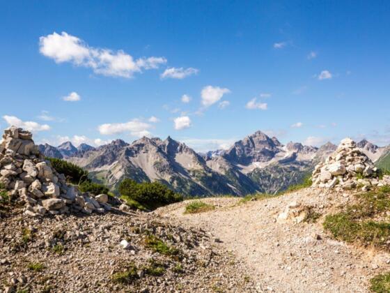 Auf dem Jubiläumsweg, im Hintergrund der Hochvogel.