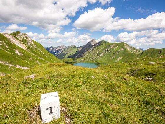 Grenzstein am Kirchdachsattel hoch über dem Schrecksee.