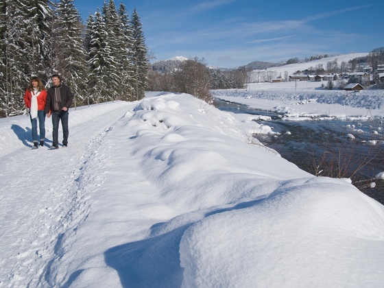 Winterwanderer an der Iller bei Fischen