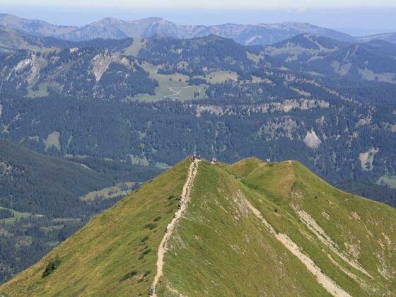 Blick vom Gipfel auf den Gratweg