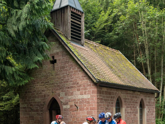 Waldkapelle mit Radfahrern