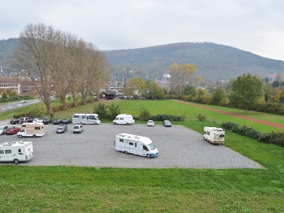Wohnmobilstellplatz Jahnstraße in Miltenberg, erster Platz in der Nähe des Hallenfreibades.