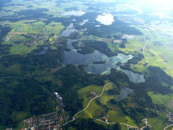 Blick auf Seenplatte, links unten Rimsting Bhf.