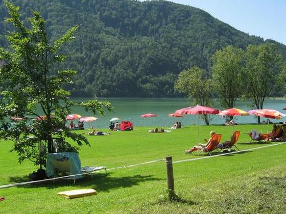 Liegewiese beim Badeplatz Hirschpoint