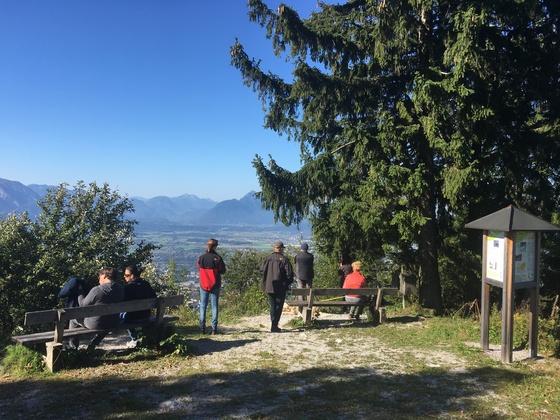 Aussichtspunkt über Salzburg mit Sitzmöglichkeiten