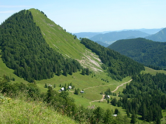 Blick von der Loibersbacher Höhe auf den Faistenauer Schafberg