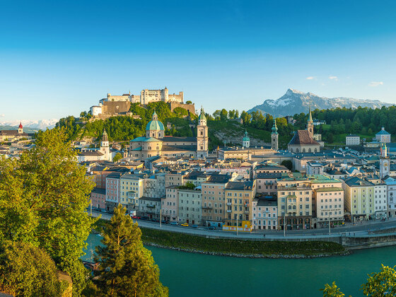 Panoramablick vom Kapuzinerberg auf die Salzburger Altstadt, Festung Hohensalz- burg, Salzach und Untersberg.