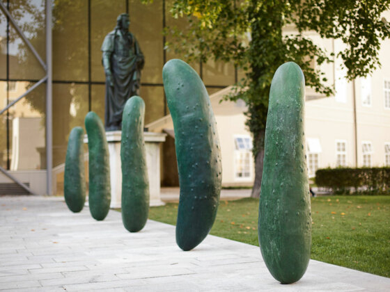 Kunst im öffentlichen Raum, Gurken von Erwin Wurm