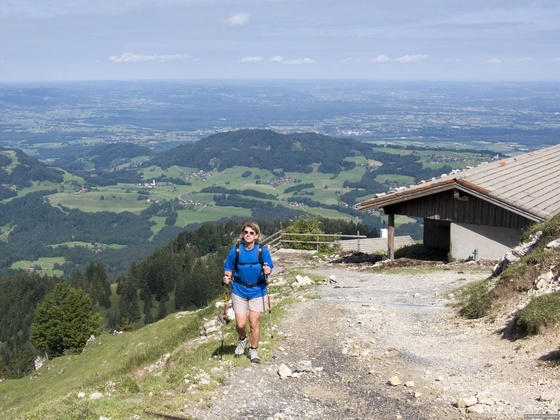 Im weiten Sattel müssen wir uns rechts halten und etwas steiler zur Seitenalm aufsteigen.