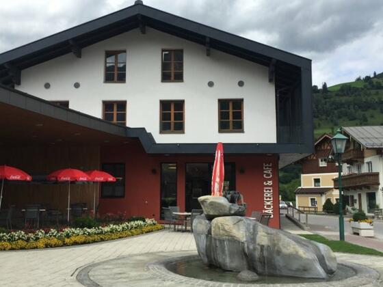 s'Dorfcafe mit gemütlicher Terrasse im Ortskern von Niedernsill