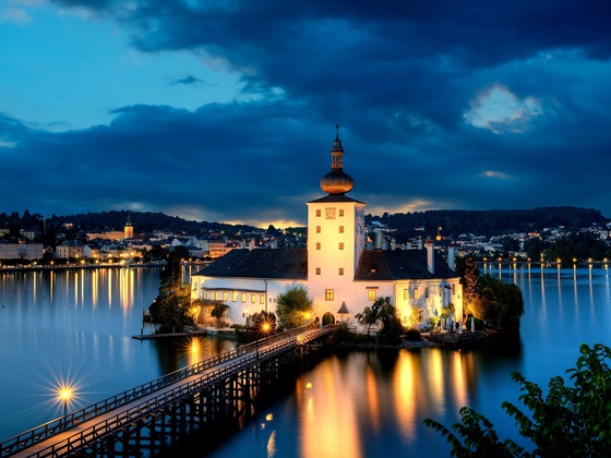 Seeschloss Ort bei Nacht