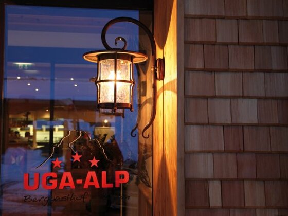 Eingang des Berggasthofs Uga-Alp