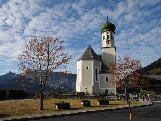 Pfarrkirche Heiliger Bartholomäus, mit Friedhof