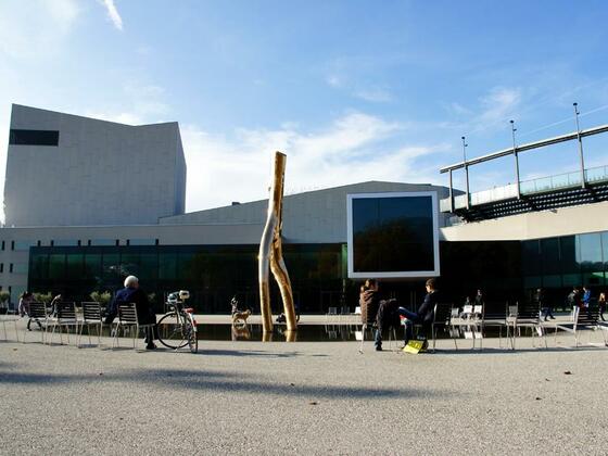Die Stühle um die Statue laden zum Verweilen ein
